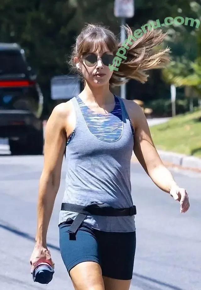 Alison Brie nude photo #1832 (alisonbrie)