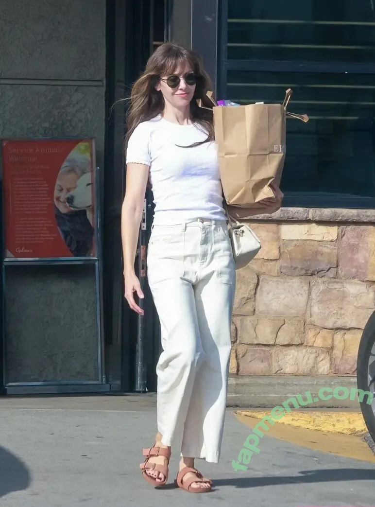 Alison Brie nude photo #1981 (alisonbrie)