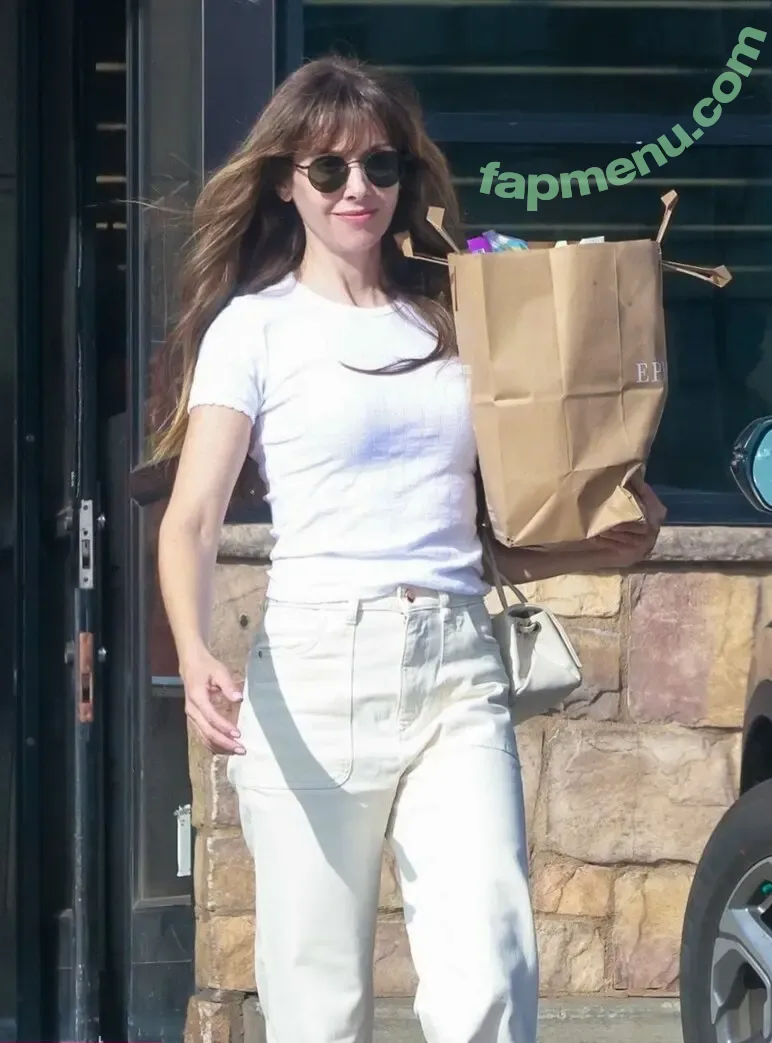 Alison Brie nude photo #1984 (alisonbrie)