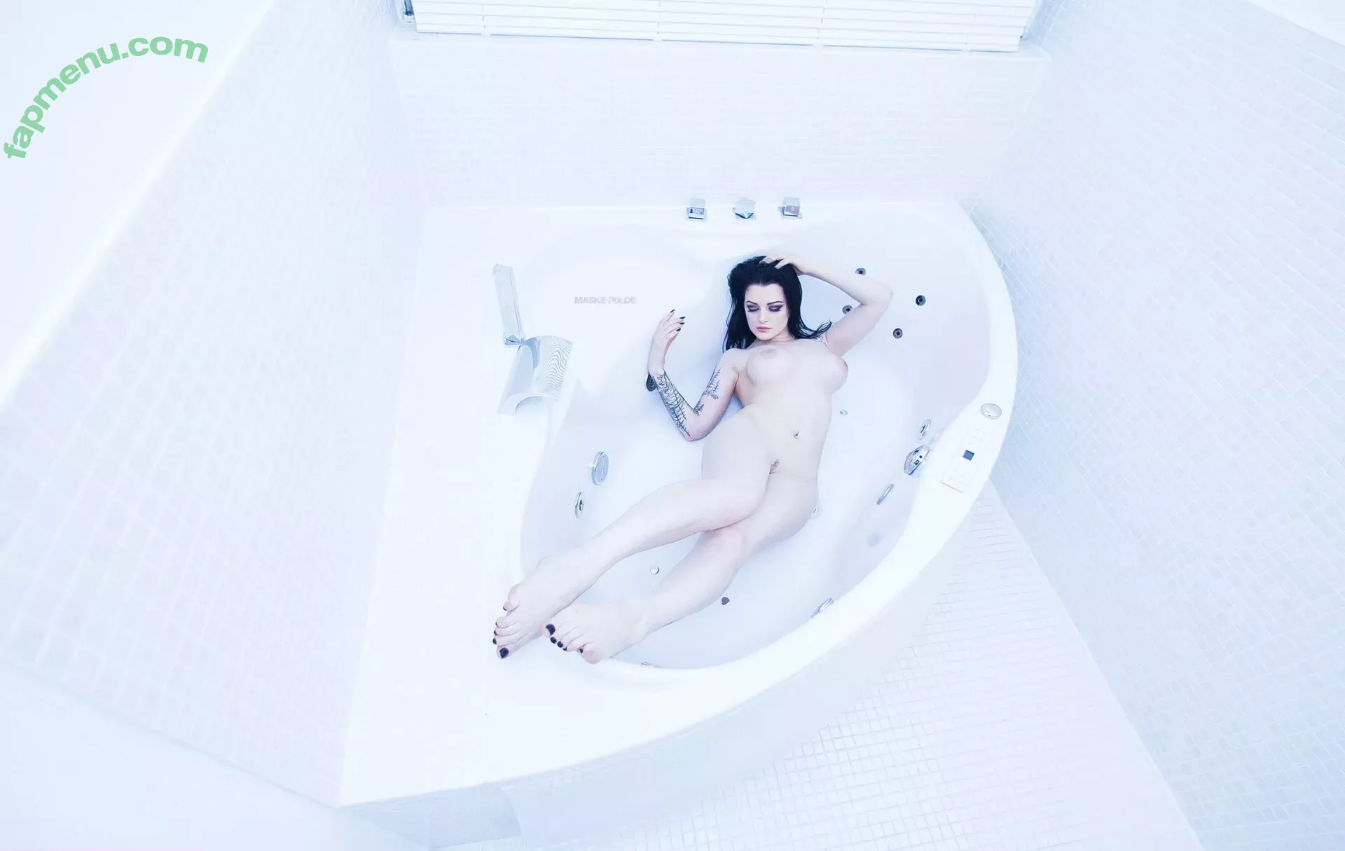 Alissa Noir nude photo #0094 (AlissaNoir / alissa_noir)