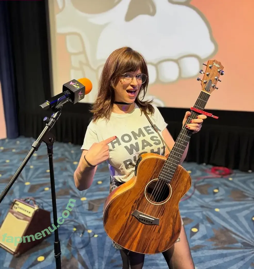 Allie Goertz nude photo #0085 (alliegoertz)