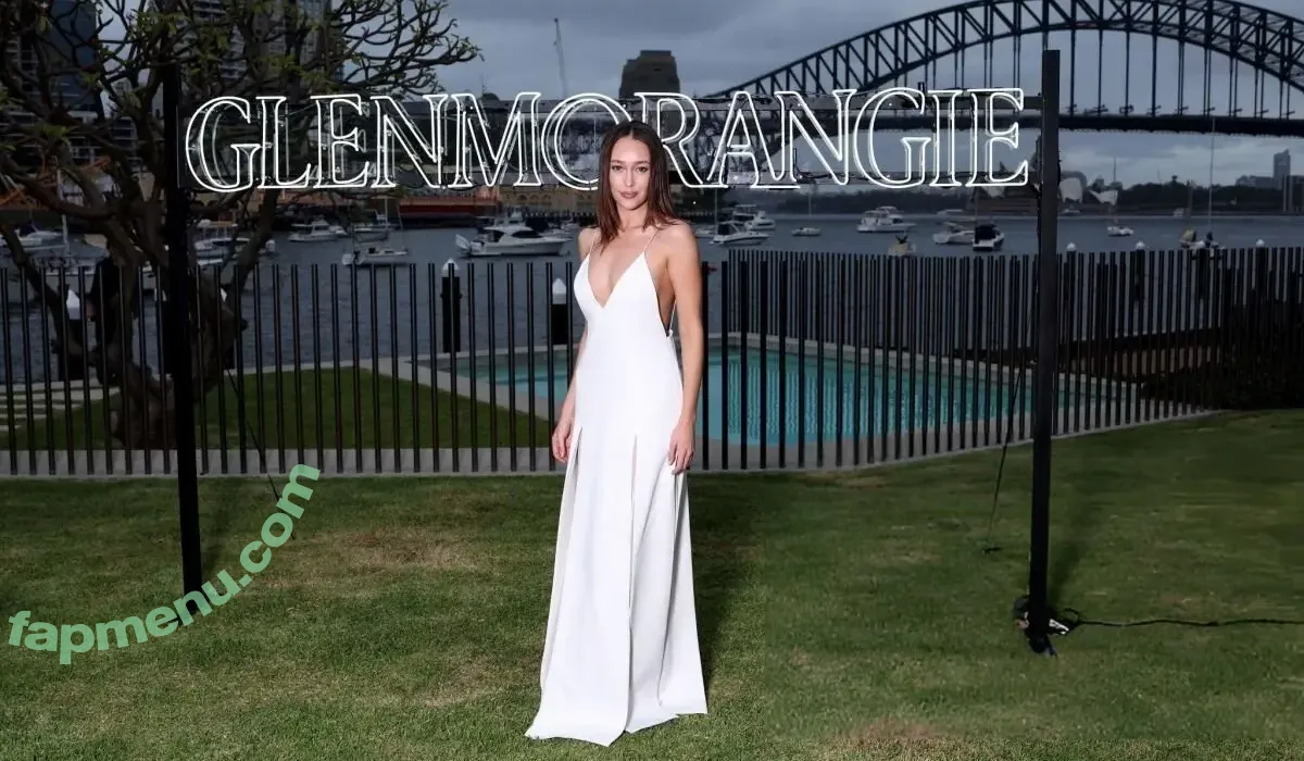 Alycia Debnam Carey nude photo #1231 (DebnamCarey / alyciajasmin)