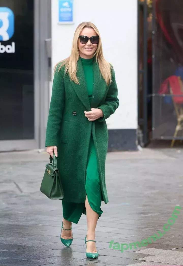 Amanda Holden nude photo #1091 (noholdenback)