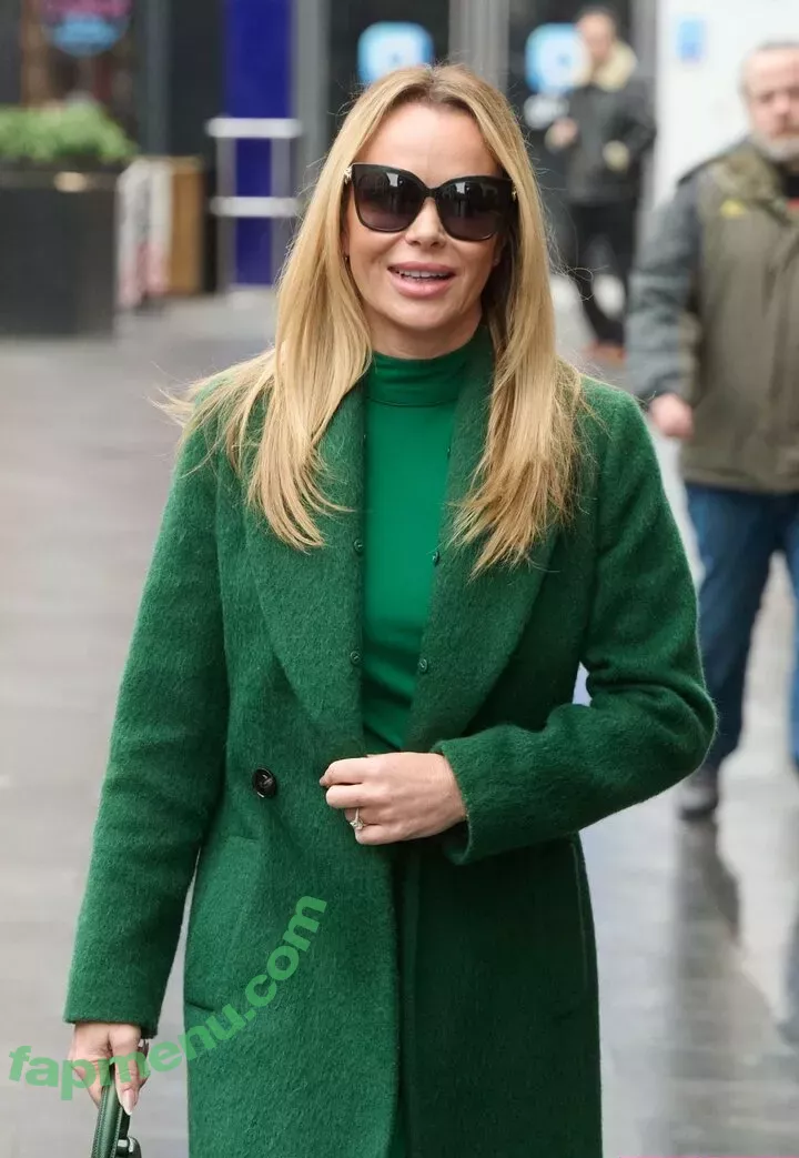 Amanda Holden nude photo #1096 (noholdenback)