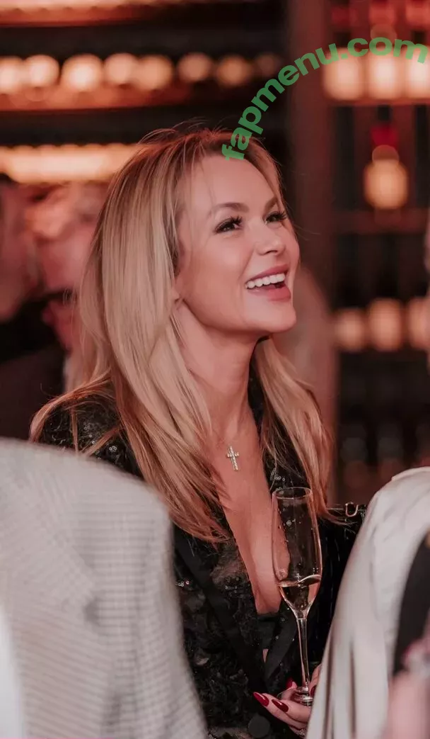 Amanda Holden nude photo #1104 (noholdenback)