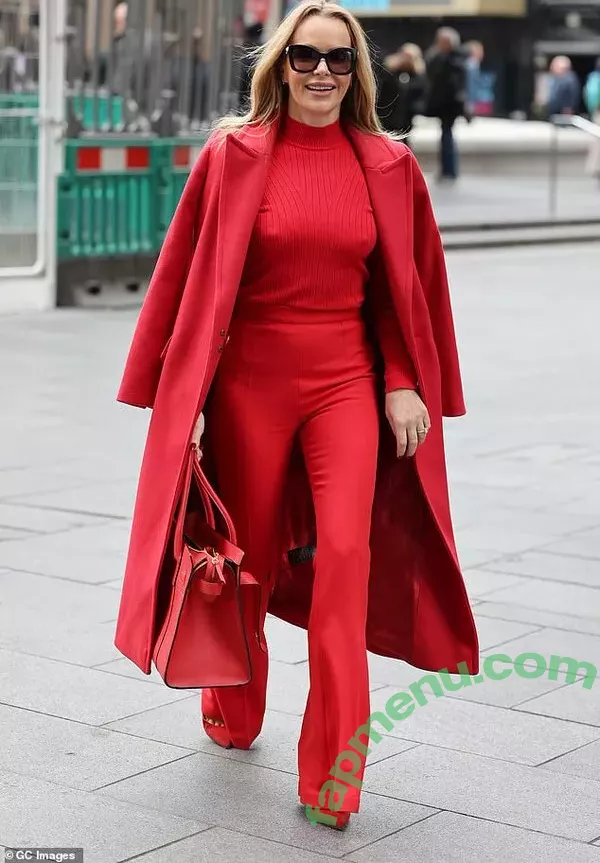 Amanda Holden nude photo #1116 (noholdenback)