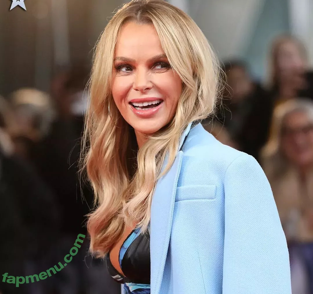 Amanda Holden nude photo #1158 (noholdenback)