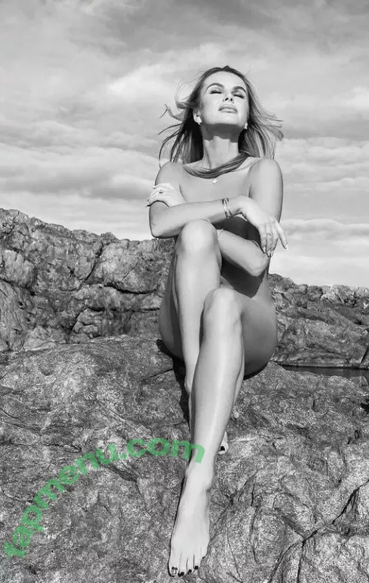 Amanda Holden nude photo #1170 (noholdenback)