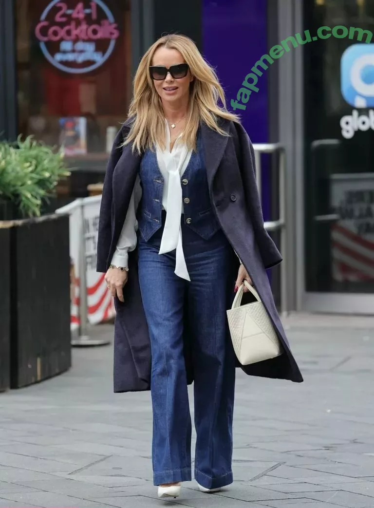 Amanda Holden nude photo #1198 (noholdenback)