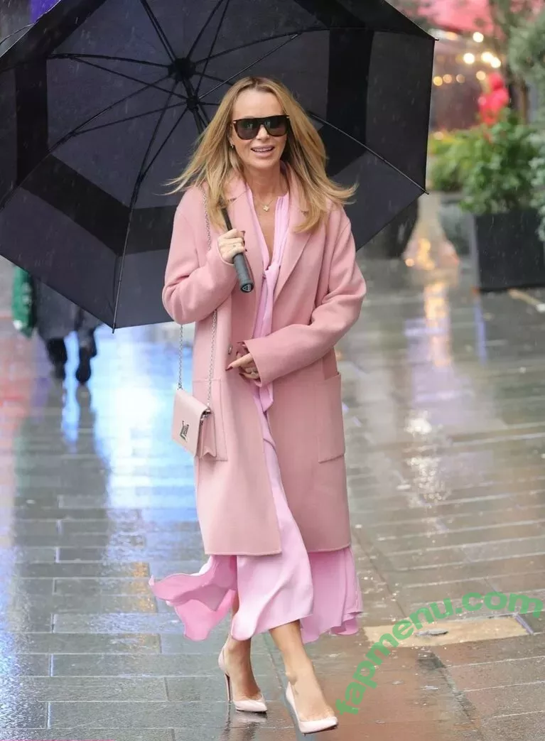 Amanda Holden nude photo #1231 (noholdenback)