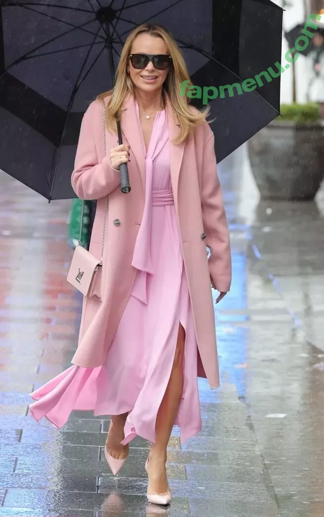 Amanda Holden nude photo #1232 (noholdenback)