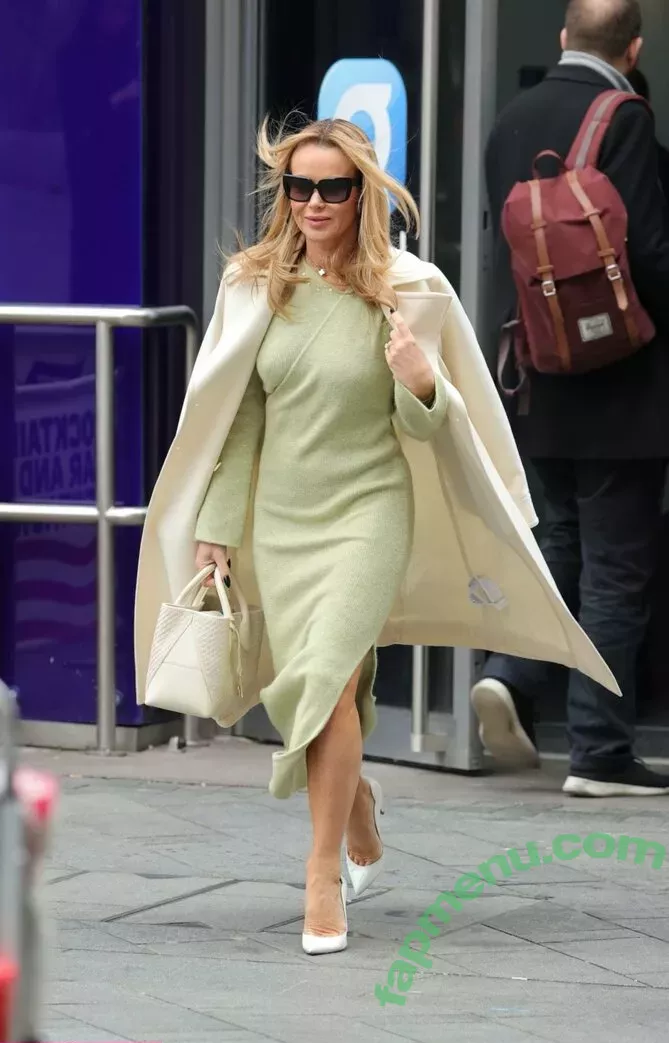 Amanda Holden nude photo #1248 (noholdenback)