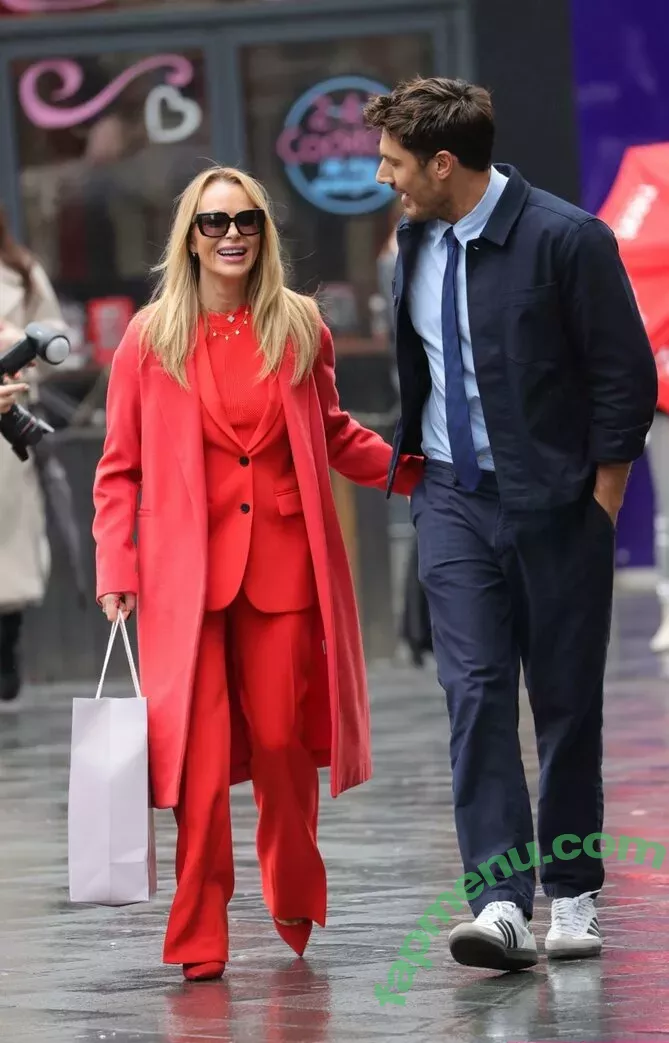 Amanda Holden nude photo #1255 (noholdenback)