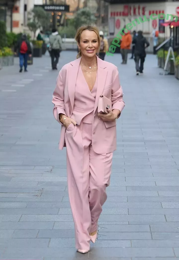 Amanda Holden nude photo #1274 (noholdenback)