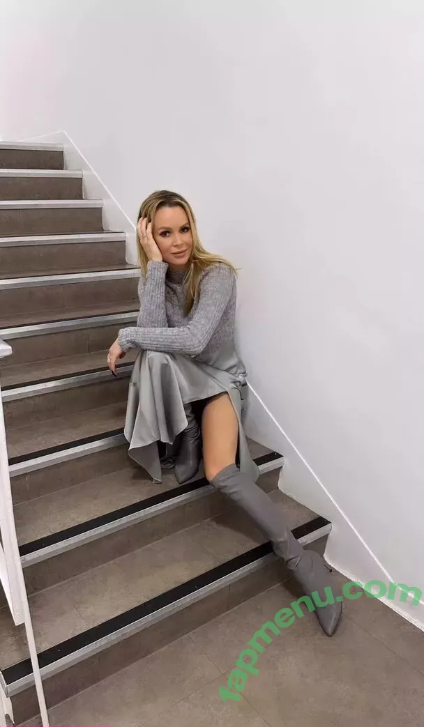 Amanda Holden nude photo #1285 (noholdenback)