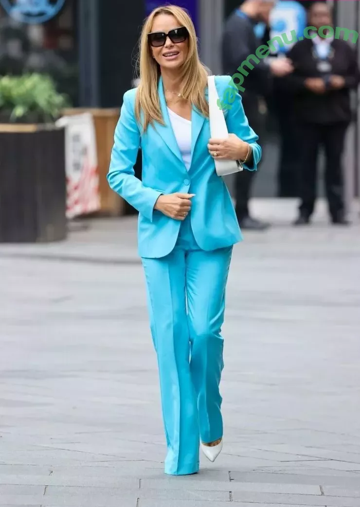 Amanda Holden nude photo #1330 (noholdenback)