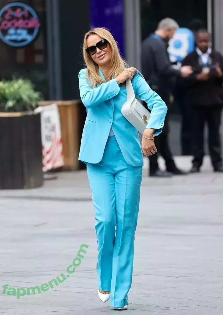 Amanda Holden nude photo #1331 (noholdenback)