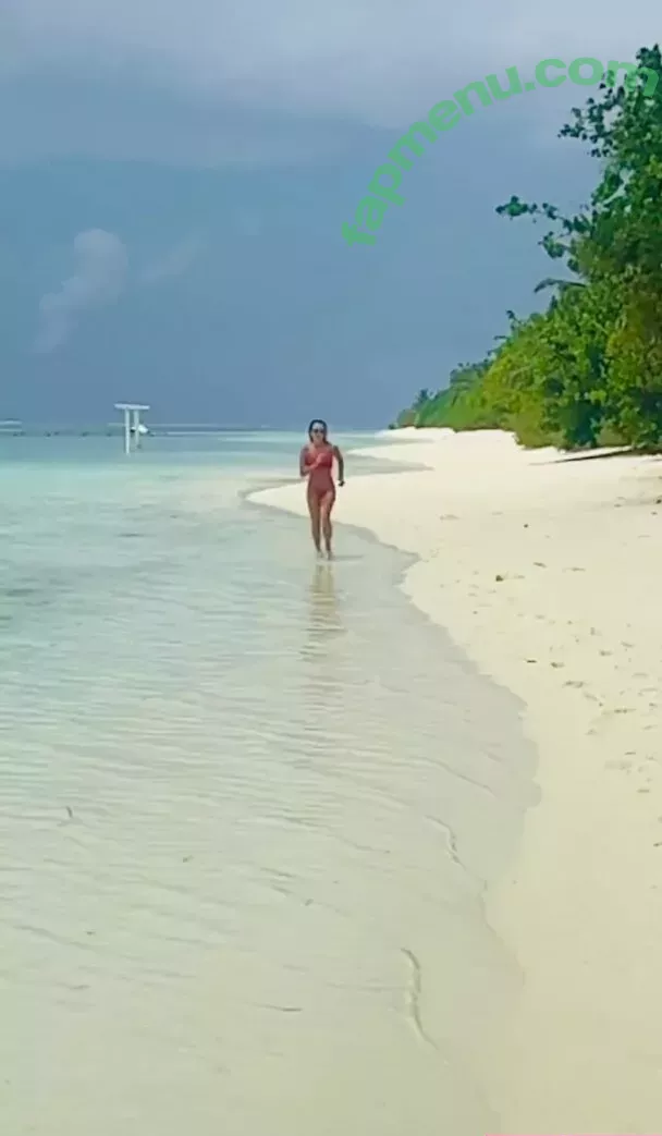 Amanda Holden nude photo #1341 (noholdenback)