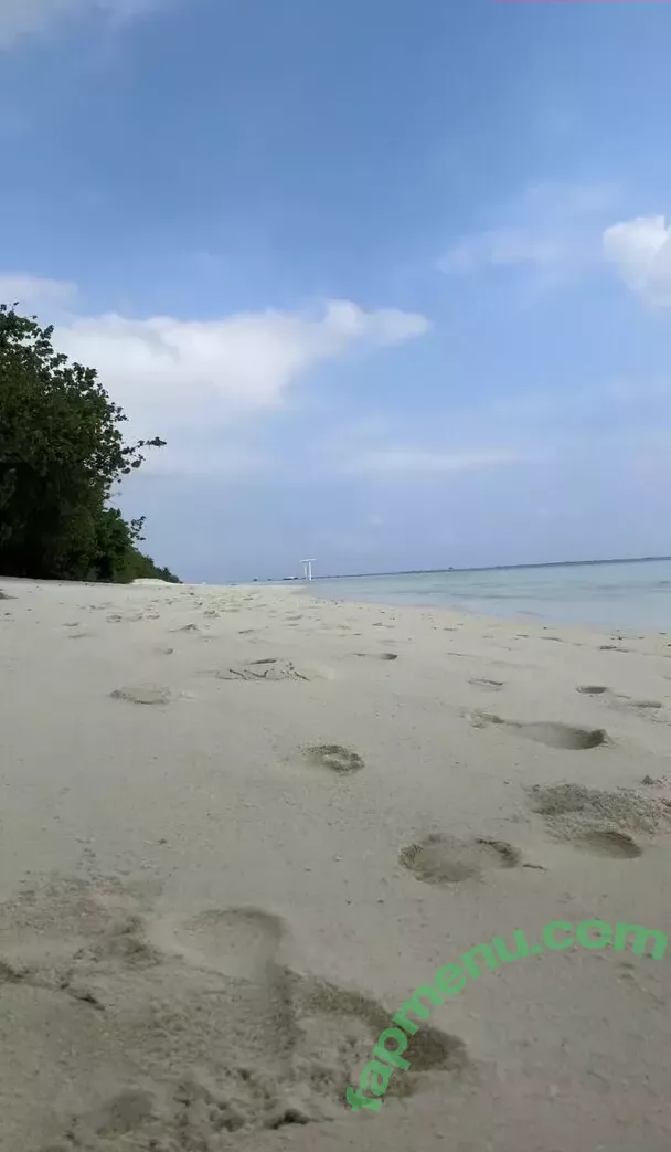 Amanda Holden nude photo #1346 (noholdenback)