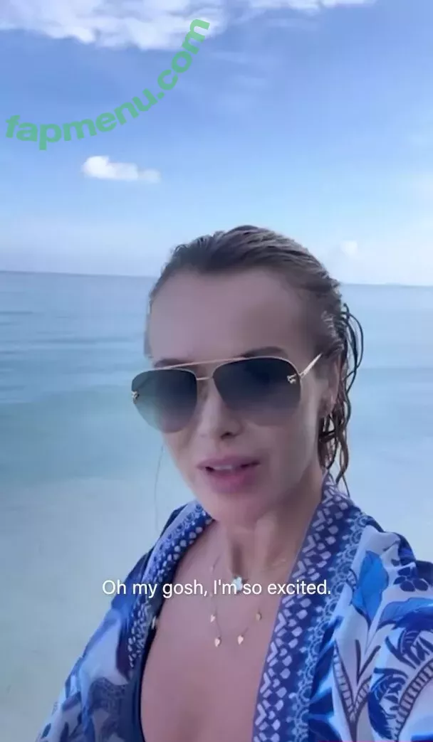 Amanda Holden nude photo #1348 (noholdenback)