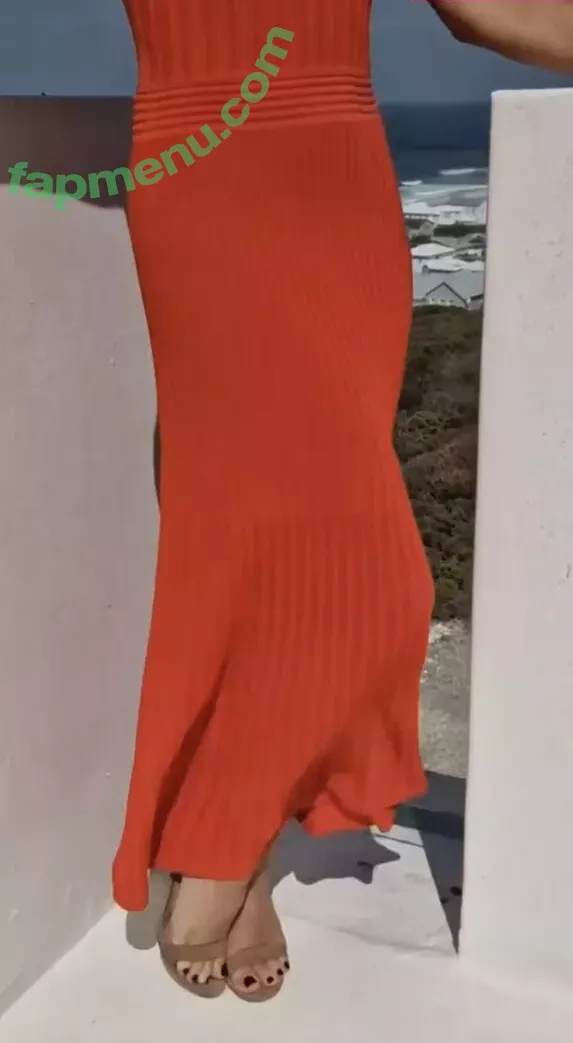 Amanda Holden nude photo #1406 (noholdenback)