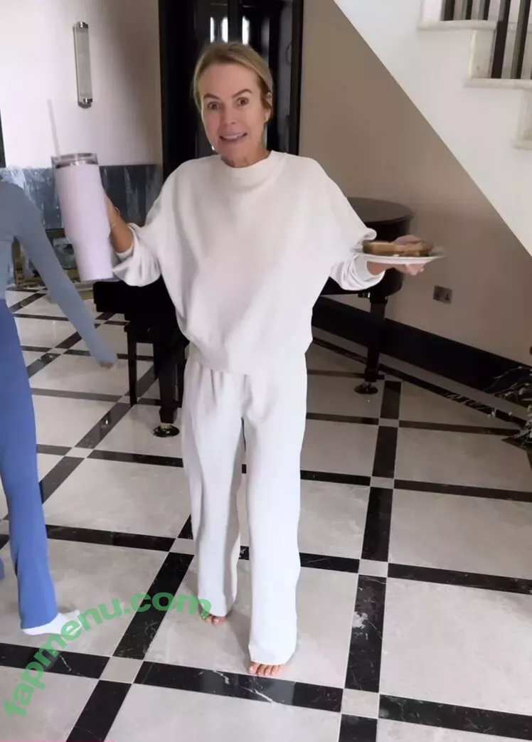 Amanda Holden nude photo #1634 (noholdenback)