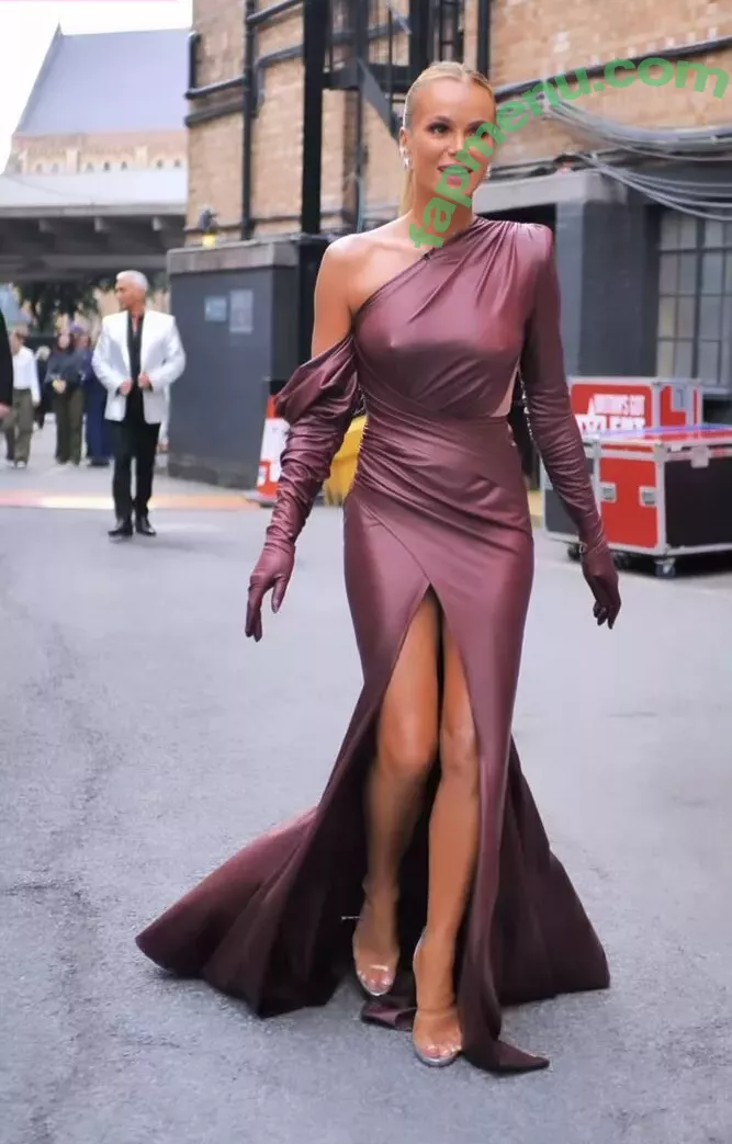 Amanda Holden nude photo #1638 (noholdenback)