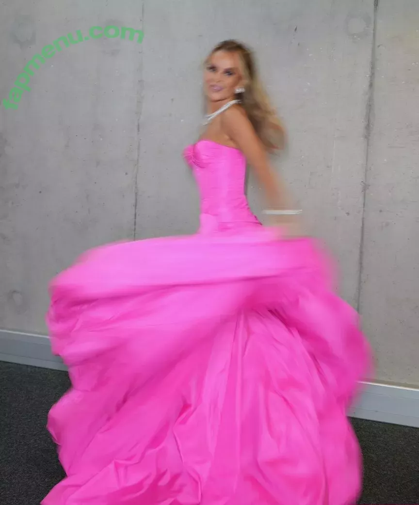 Amanda Holden nude photo #1658 (noholdenback)