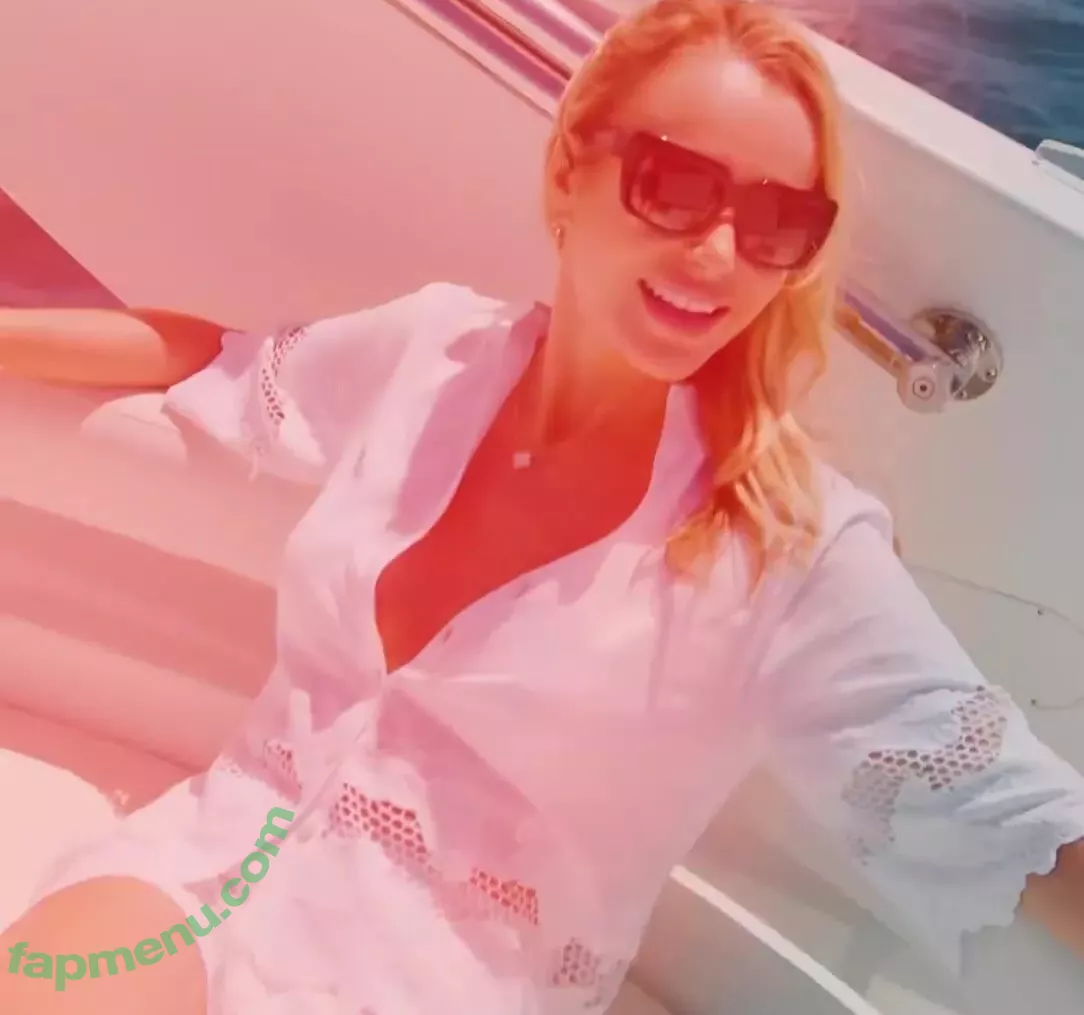 Amanda Holden nude photo #1692 (noholdenback)