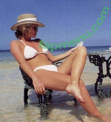 Amanda Holden nude photo #1721 (noholdenback)