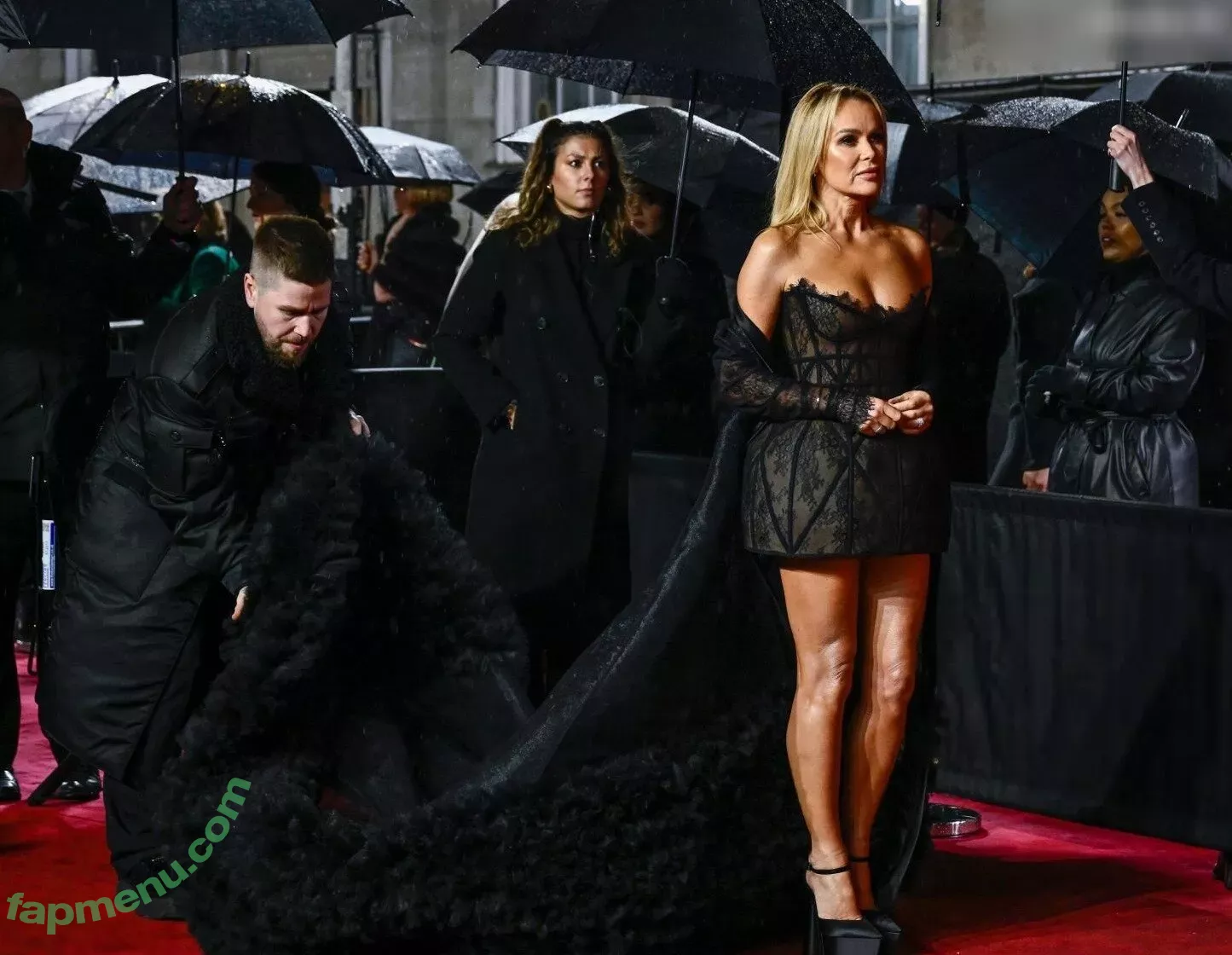 Amanda Holden nude photo #1820 (noholdenback)