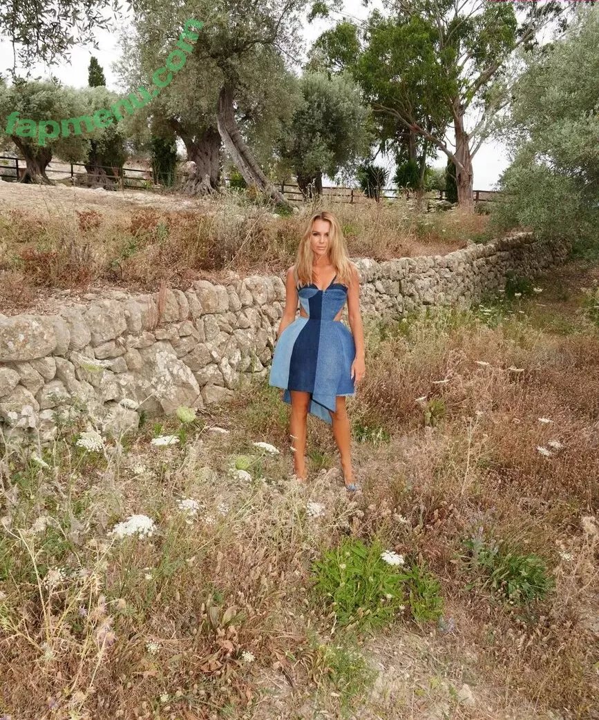 Amanda Holden nude photo #1871 (noholdenback)