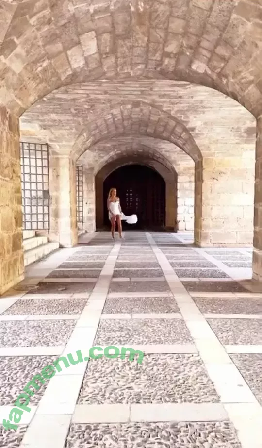 Amanda Holden nude photo #1874 (noholdenback)