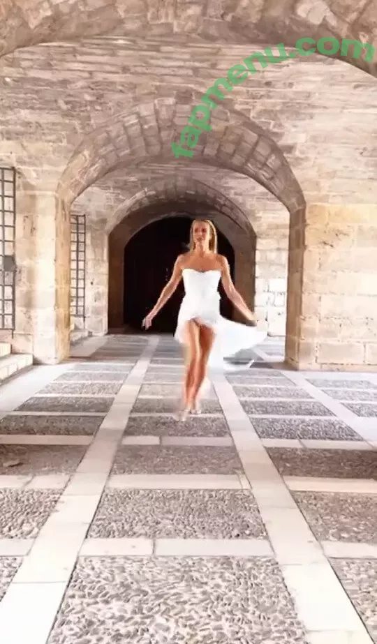 Amanda Holden nude photo #1875 (noholdenback)