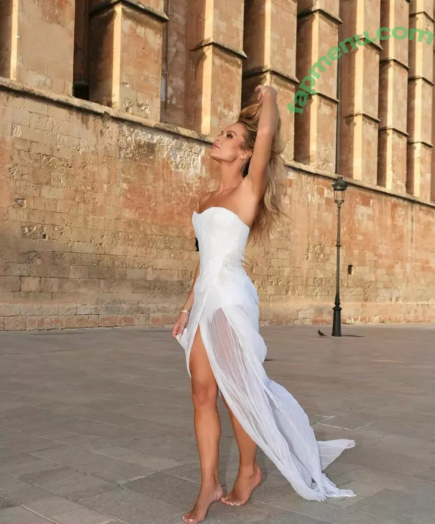 Amanda Holden nude photo #1879 (noholdenback)