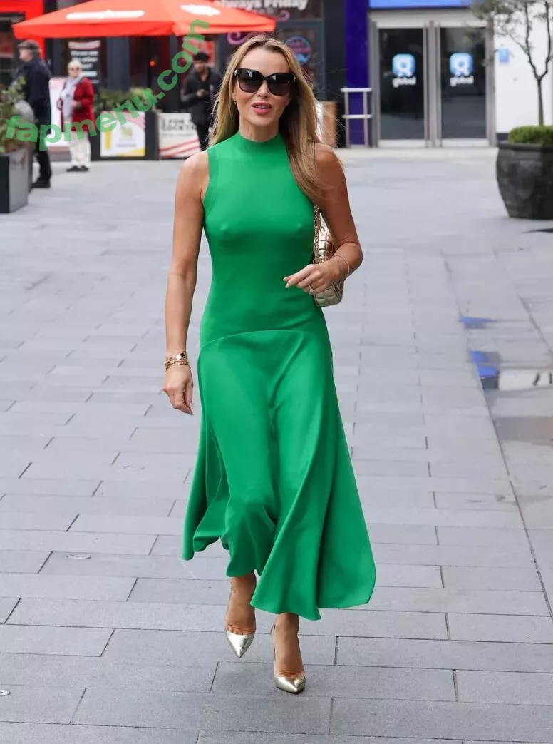 Amanda Holden nude photo #1921 (noholdenback)