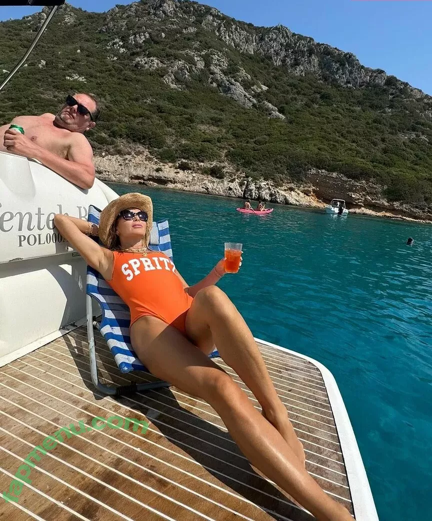 Amanda Holden nude photo #2097 (noholdenback)