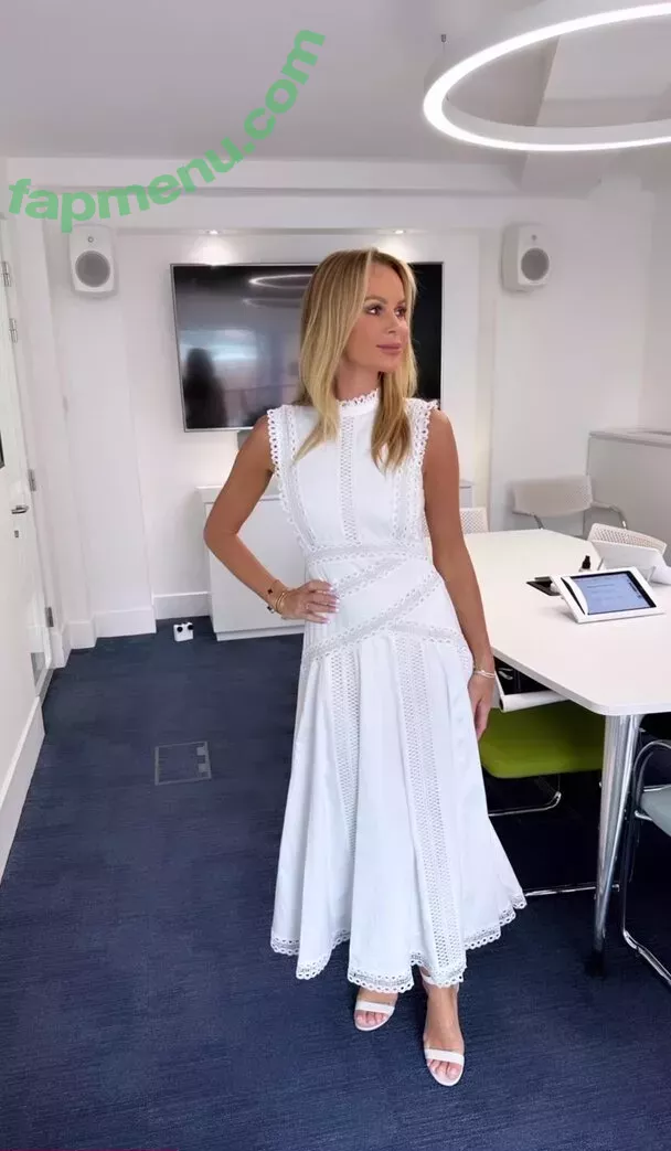 Amanda Holden nude photo #2101 (noholdenback)