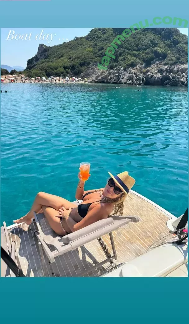 Amanda Holden nude photo #2107 (noholdenback)