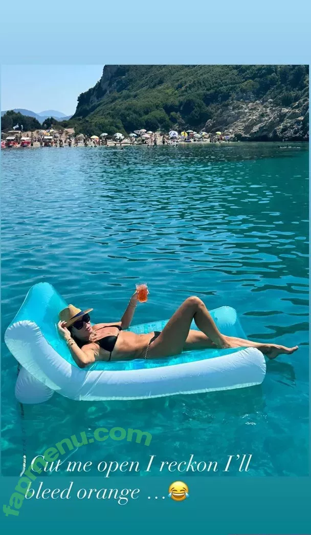 Amanda Holden nude photo #2112 (noholdenback)