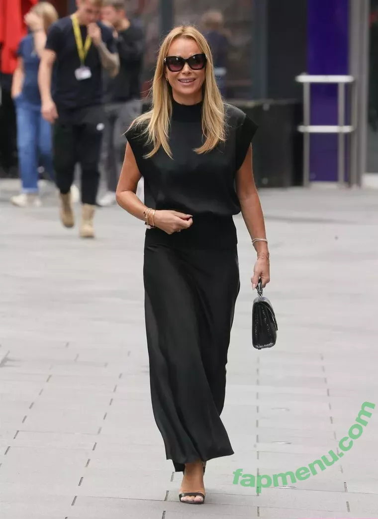 Amanda Holden nude photo #2133 (noholdenback)
