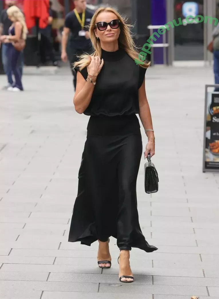 Amanda Holden nude photo #2137 (noholdenback)