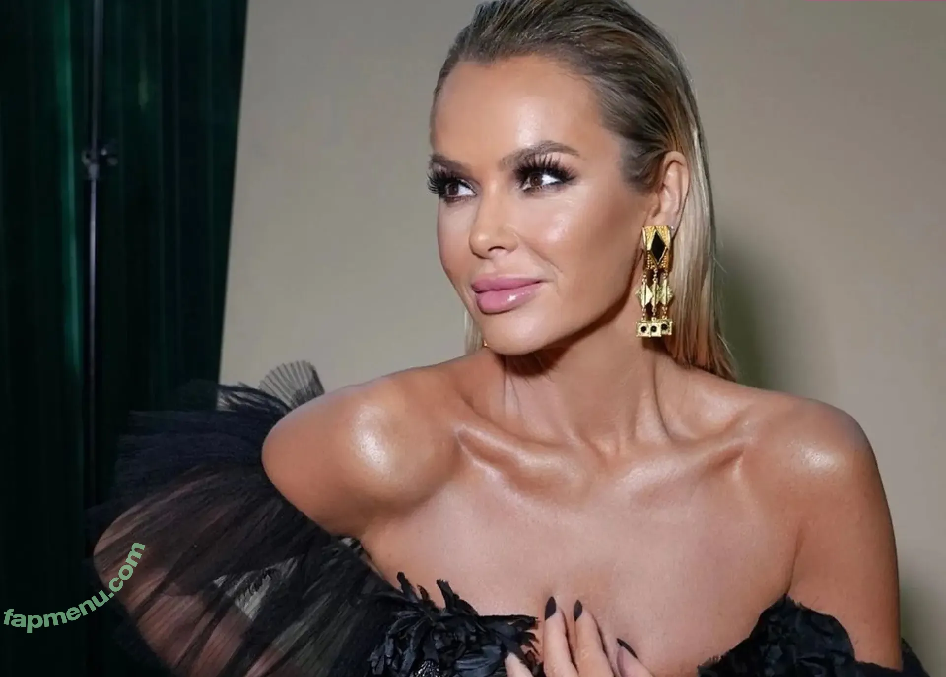 Amanda Holden nude photo #2778 (amanda_holden / noholdenback)