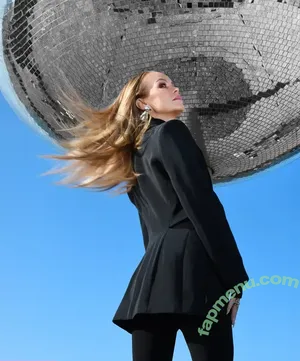 Amanda Holden / amanda_holden / noholdenback nude photo #3484