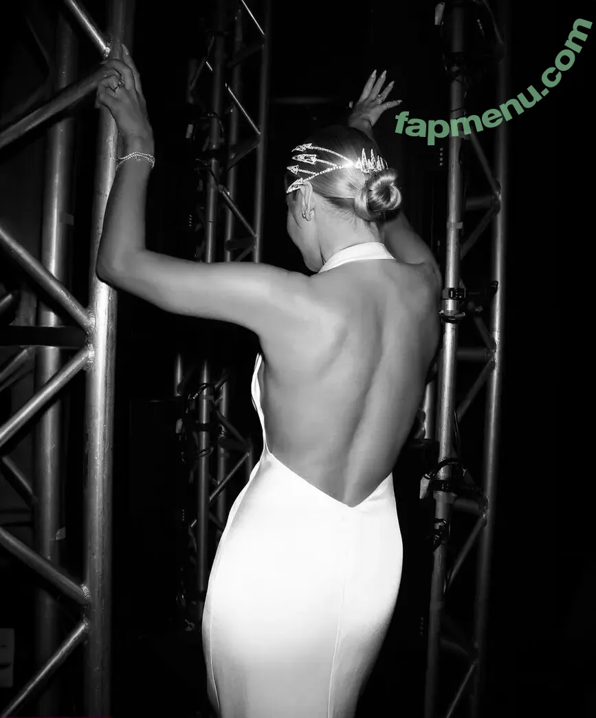 Amanda Holden nude photo #3036 (amanda_holden / noholdenback)
