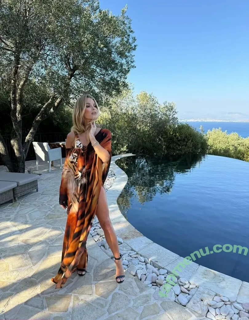 Amanda Holden nude photo #3276 (amanda_holden / noholdenback)