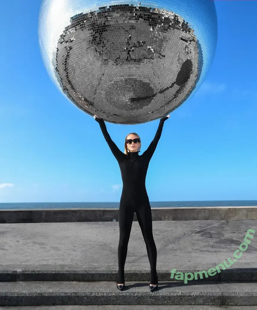 Amanda Holden nude photo #3481 (noholdenback)