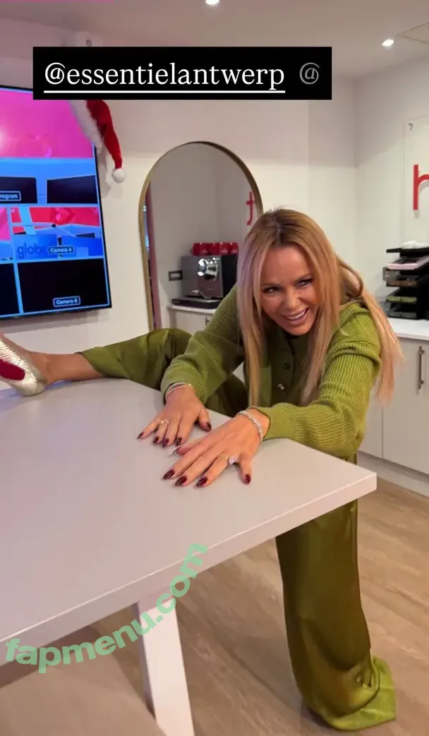 Amanda Holden nude photo #3522 (noholdenback)