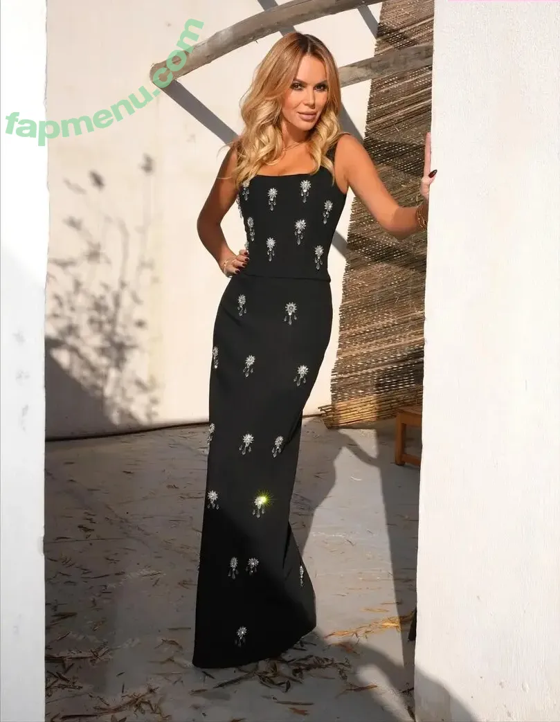 Amanda Holden nude photo #3558 (noholdenback)