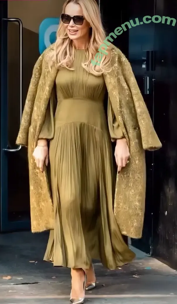 Amanda Holden nude photo #3603 (noholdenback)